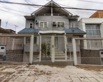 Casa à venda com 472m², 5 dormitórios, 3 suítes, 6 vagas no bairro Vila Ipiranga em Porto Alegre