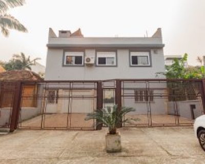 Casa à venda com 369m², 4 dormitórios, 2 suítes, 1 vaga no bairro Chácara das Pedras em Porto Alegre