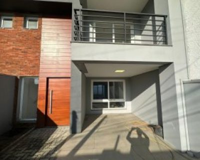 Casa à venda com 120m², 3 dormitórios, 1 suíte, 2 vagas no bairro Jardim Sabará em Porto Alegre