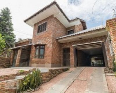 Casa à venda com 340m², 3 dormitórios, 2 suítes, 3 vagas no bairro Passo da Areia em Porto Alegre