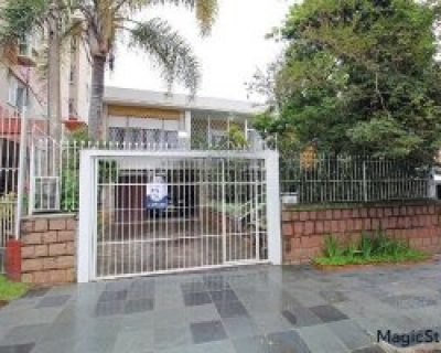 Casa à venda com 290m², 4 dormitórios, 1 suíte, 4 vagas no bairro Vila Ipiranga em Porto Alegre