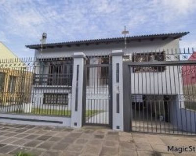 Casa à venda com 330m², 3 dormitórios, 1 suíte, 4 vagas no bairro Parque Santa Fé em Porto Alegre