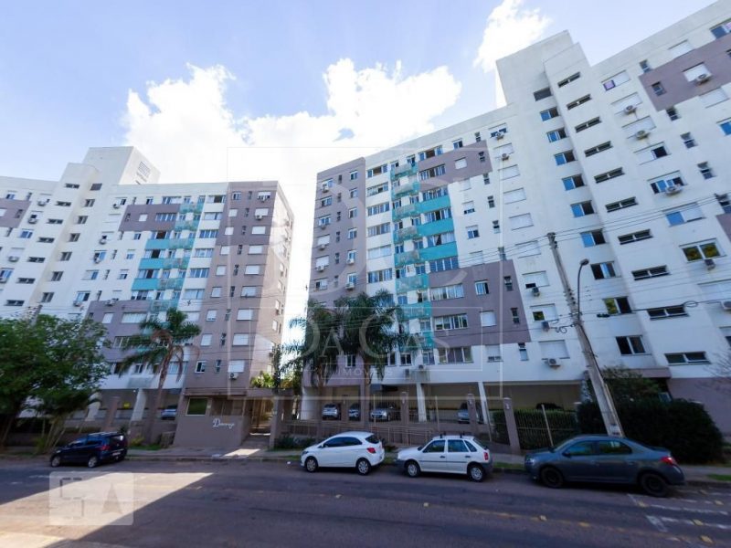 Apartamento à venda com 52m², 2 dormitórios, 1 suíte, 1 vaga no bairro Azenha em Porto Alegre