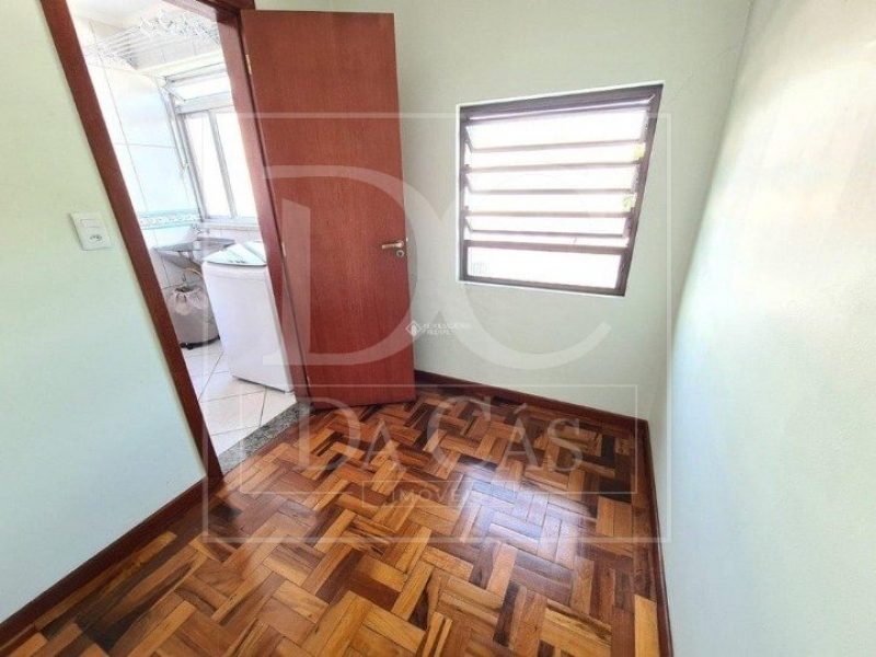 Apartamento à venda com 73m², 2 dormitórios, 1 vaga no bairro Passo da Areia em Porto Alegre