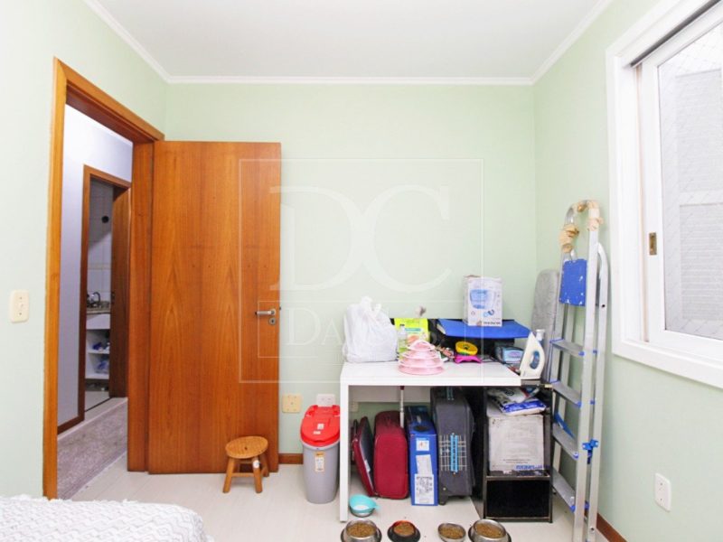 Apartamento à venda com 88m², 3 dormitórios, 1 suíte, 2 vagas no bairro Passo da Areia em Porto Alegre