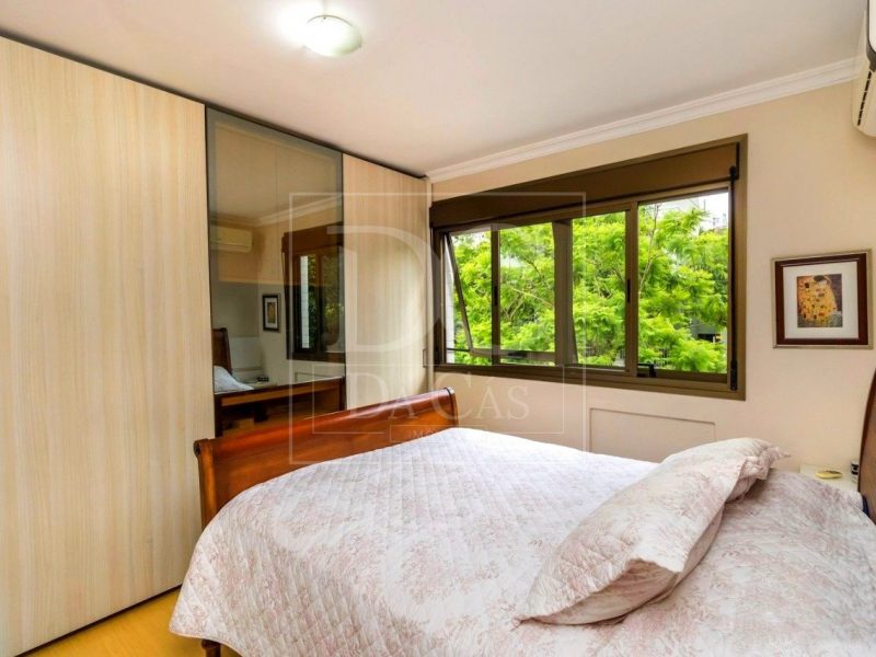 Apartamento à venda com 131m², 3 dormitórios, 1 suíte, 3 vagas no bairro Petrópolis em Porto Alegre