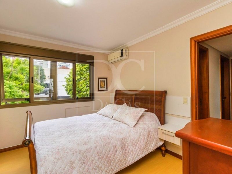 Apartamento à venda com 131m², 3 dormitórios, 1 suíte, 3 vagas no bairro Petrópolis em Porto Alegre