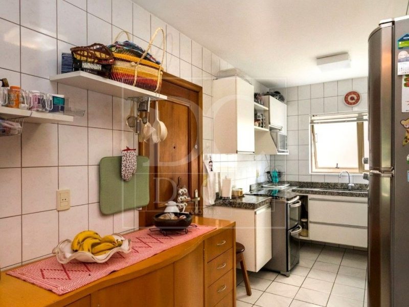 Apartamento à venda com 131m², 3 dormitórios, 1 suíte, 3 vagas no bairro Petrópolis em Porto Alegre