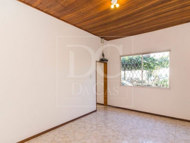 Casa à venda com 164m², 3 dormitórios, 1 suíte, 6 vagas no bairro Nonoai em Porto Alegre