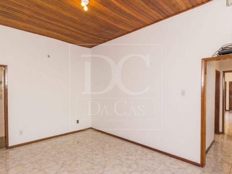 Casa à venda com 164m², 3 dormitórios, 1 suíte, 6 vagas no bairro Nonoai em Porto Alegre