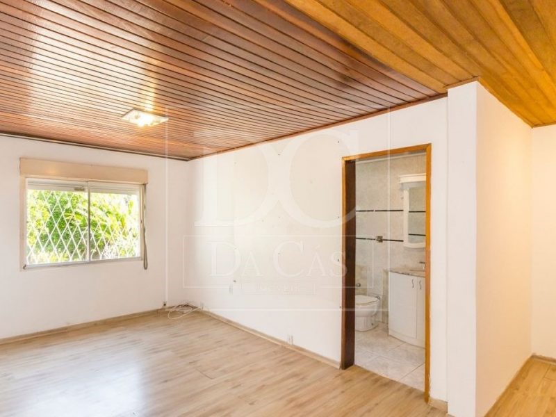 Casa à venda com 164m², 3 dormitórios, 1 suíte, 6 vagas no bairro Nonoai em Porto Alegre