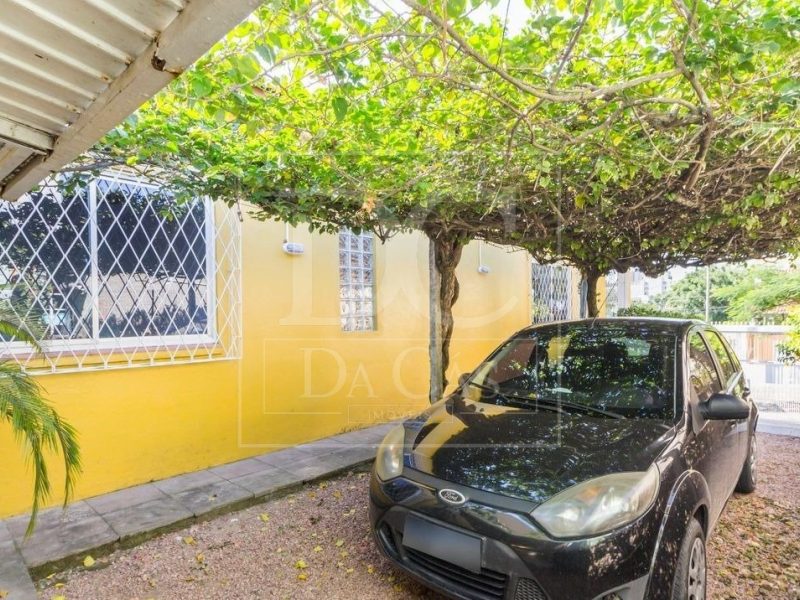 Casa à venda com 164m², 3 dormitórios, 1 suíte, 6 vagas no bairro Nonoai em Porto Alegre