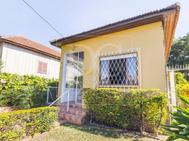 Casa à venda com 164m², 3 dormitórios, 1 suíte, 6 vagas no bairro Nonoai em Porto Alegre