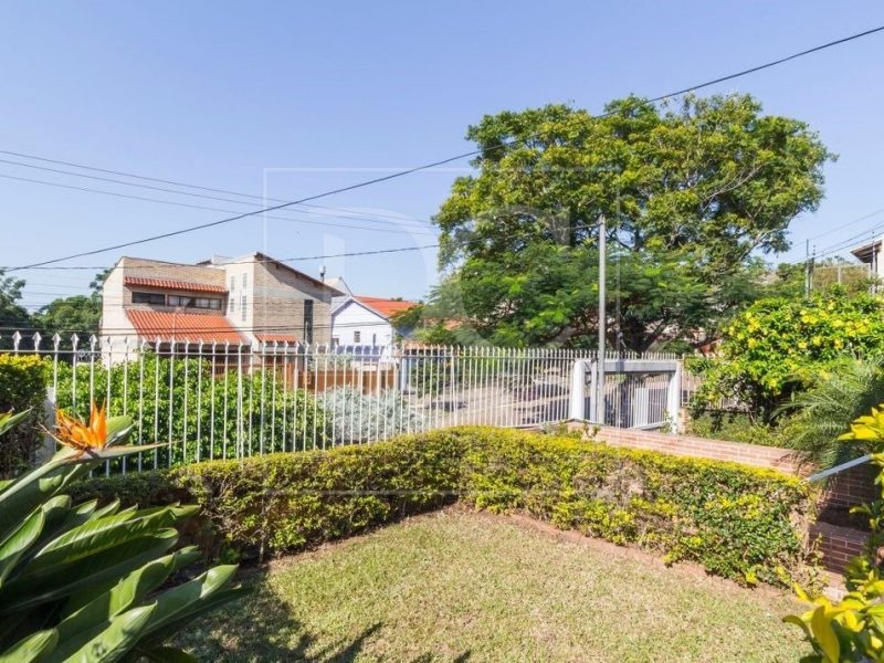 Casa à venda com 164m², 3 dormitórios, 1 suíte, 6 vagas no bairro Nonoai em Porto Alegre