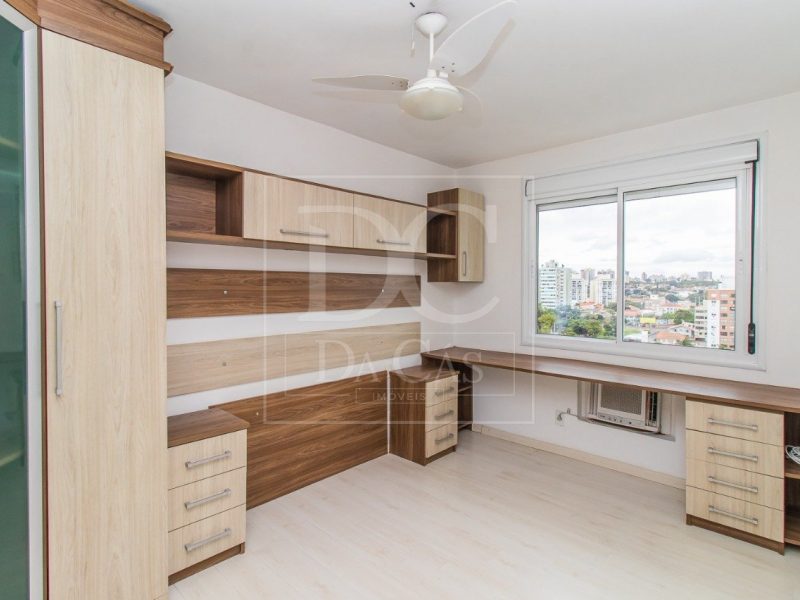 Apartamento à venda com 70m², 2 dormitórios, 1 suíte, 1 vaga no bairro Passo da Areia em Porto Alegre