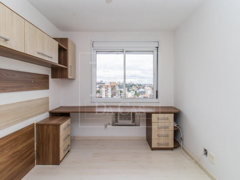 Apartamento à venda com 70m², 2 dormitórios, 1 suíte, 1 vaga no bairro Passo da Areia em Porto Alegre