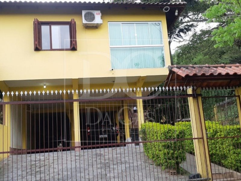 Casa à venda com 324m², 6 dormitórios, 4 vagas no bairro Jardim Sabará em Porto Alegre