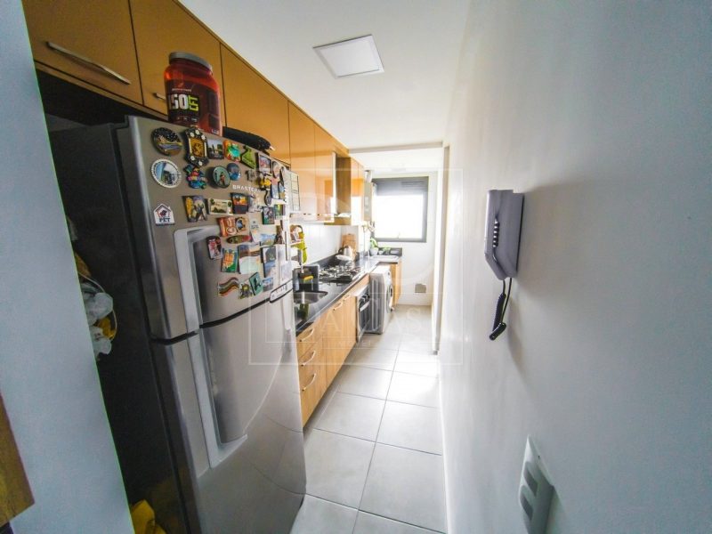 Apartamento à venda com 58m², 2 dormitórios, 1 suíte, 2 vagas no bairro Central Parque em Porto Alegre