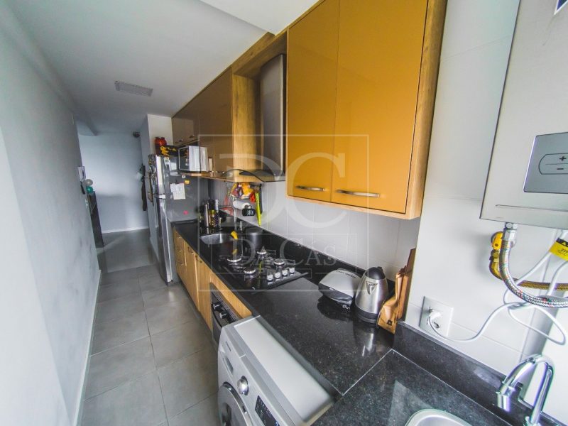 Apartamento à venda com 58m², 2 dormitórios, 1 suíte, 2 vagas no bairro Central Parque em Porto Alegre