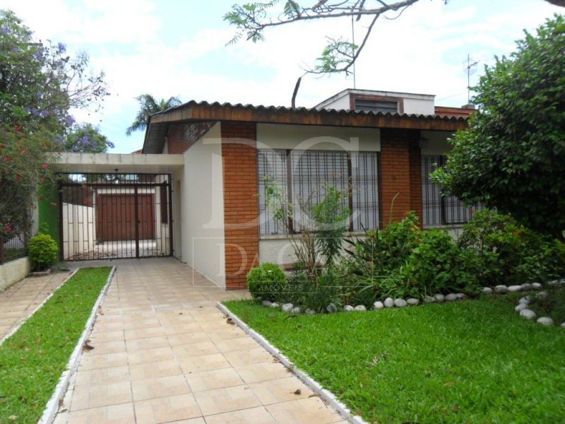 Casa à venda com 200m², 3 dormitórios, 1 suíte, 5 vagas no bairro São Sebastião em Porto Alegre