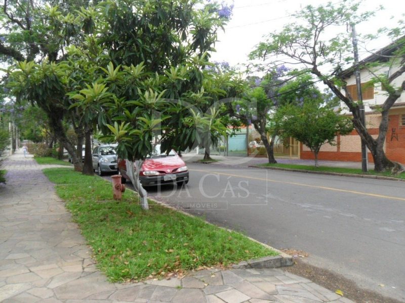 Casa à venda com 200m², 3 dormitórios, 1 suíte, 5 vagas no bairro São Sebastião em Porto Alegre