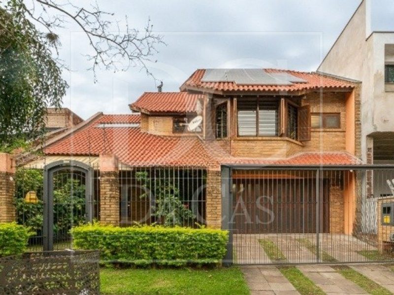 Casa à venda com 335m², 4 dormitórios, 2 suítes, 2 vagas no bairro Vila Jardim em Porto Alegre