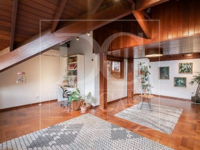 Casa à venda com 335m², 4 dormitórios, 2 suítes, 2 vagas no bairro Vila Jardim em Porto Alegre