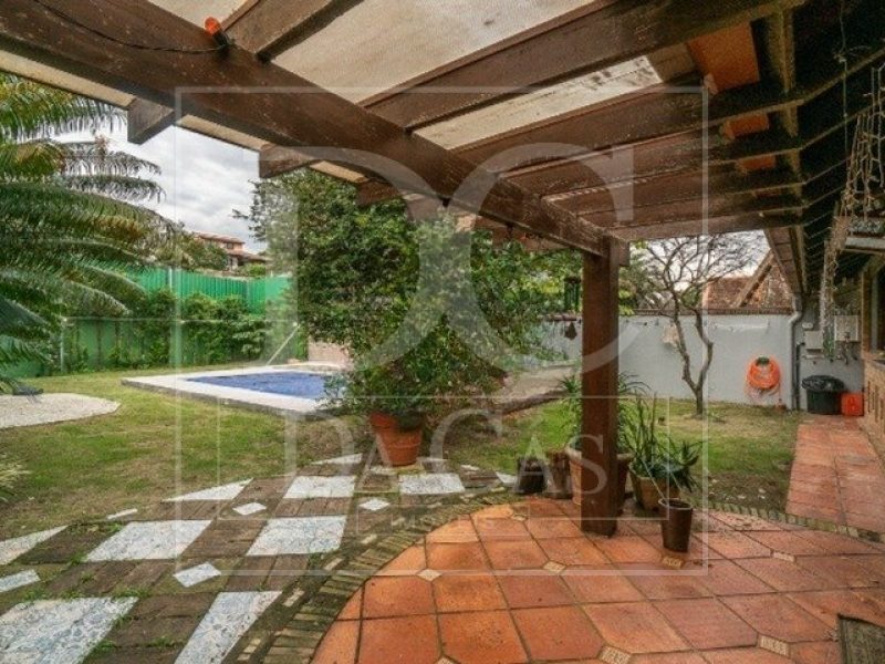 Casa à venda com 335m², 4 dormitórios, 2 suítes, 2 vagas no bairro Vila Jardim em Porto Alegre