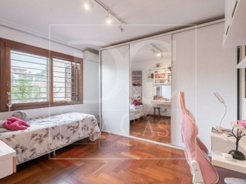 Casa à venda com 335m², 4 dormitórios, 2 suítes, 2 vagas no bairro Vila Jardim em Porto Alegre