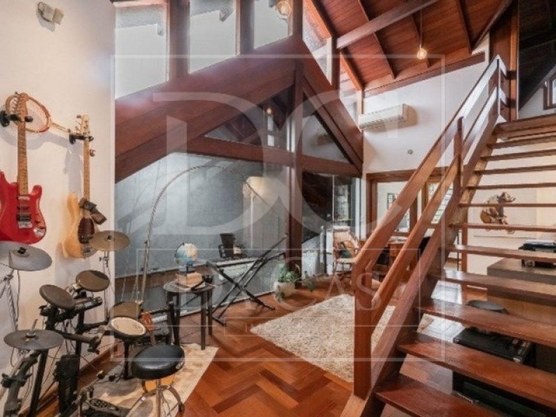 Casa à venda com 335m², 4 dormitórios, 2 suítes, 2 vagas no bairro Vila Jardim em Porto Alegre