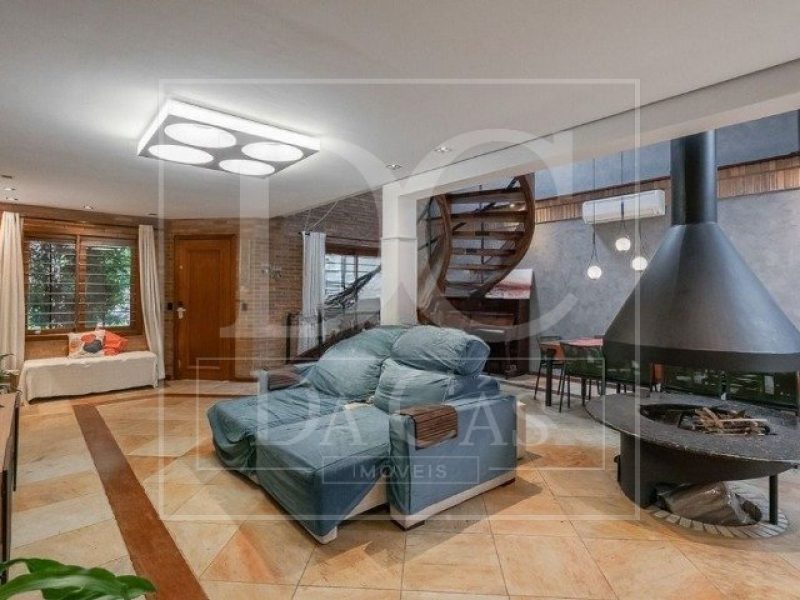 Casa à venda com 335m², 4 dormitórios, 2 suítes, 2 vagas no bairro Vila Jardim em Porto Alegre