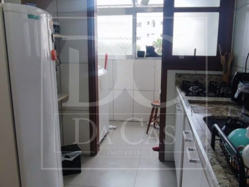 Apartamento à venda com 51m², 1 dormitório, 1 vaga no bairro Santo Antônio em Porto Alegre