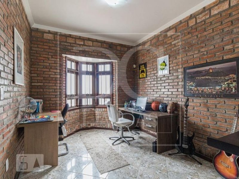 Casa à venda com 340m², 3 dormitórios, 2 suítes, 3 vagas no bairro Passo da Areia em Porto Alegre