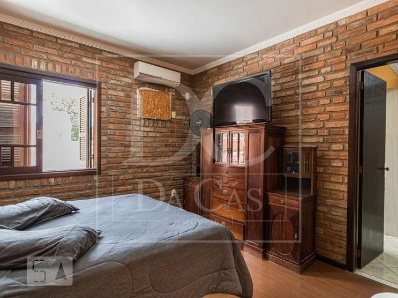 Casa à venda com 340m², 3 dormitórios, 2 suítes, 3 vagas no bairro Passo da Areia em Porto Alegre