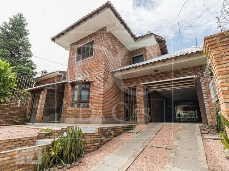 Casa à venda com 340m², 3 dormitórios, 2 suítes, 3 vagas no bairro Passo da Areia em Porto Alegre