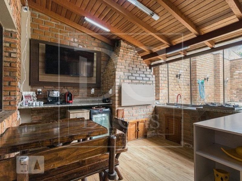 Casa à venda com 340m², 3 dormitórios, 2 suítes, 3 vagas no bairro Passo da Areia em Porto Alegre