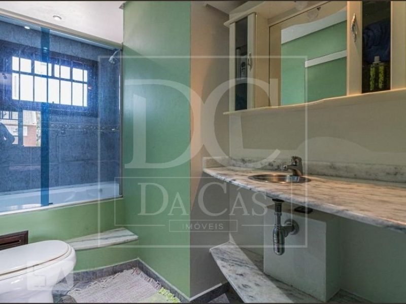 Casa à venda com 340m², 3 dormitórios, 2 suítes, 3 vagas no bairro Passo da Areia em Porto Alegre