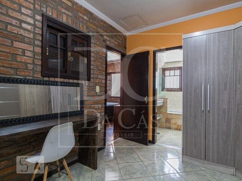 Casa à venda com 340m², 3 dormitórios, 2 suítes, 3 vagas no bairro Passo da Areia em Porto Alegre