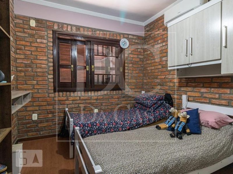 Casa à venda com 340m², 3 dormitórios, 2 suítes, 3 vagas no bairro Passo da Areia em Porto Alegre