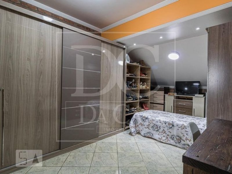 Casa à venda com 340m², 3 dormitórios, 2 suítes, 3 vagas no bairro Passo da Areia em Porto Alegre