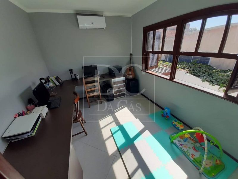 Casa à venda com 173m², 3 dormitórios, 1 suíte, 6 vagas no bairro Espírito Santo em Porto Alegre