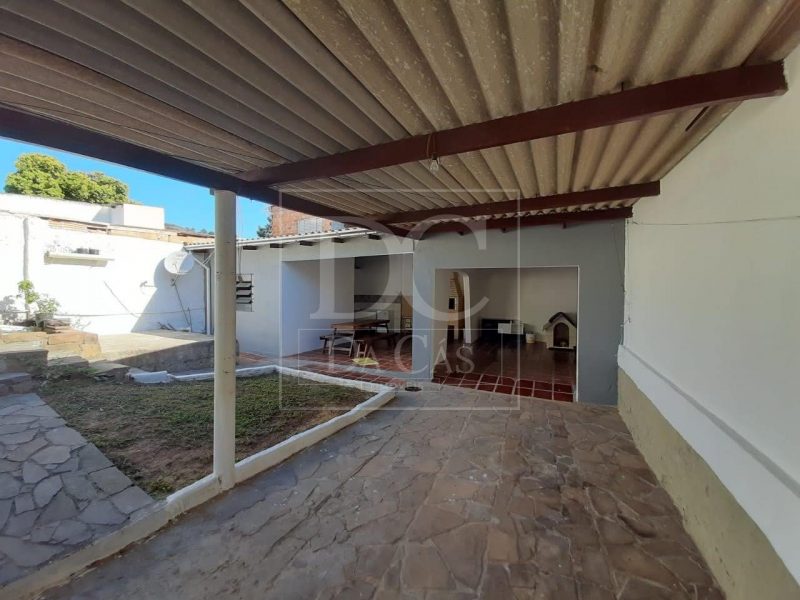 Casa à venda com 173m², 3 dormitórios, 1 suíte, 6 vagas no bairro Espírito Santo em Porto Alegre