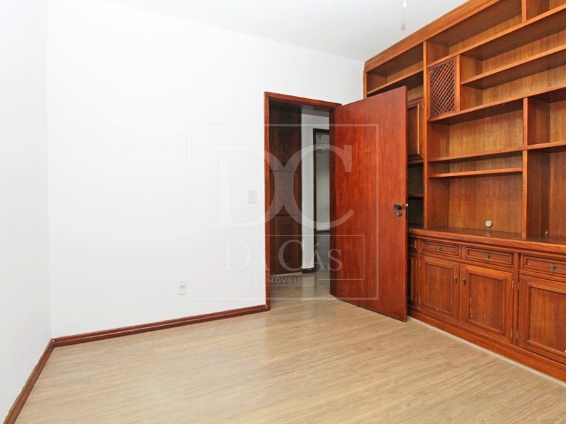 Apartamento à venda com 130m², 3 dormitórios, 1 suíte, 2 vagas no bairro Petrópolis em Porto Alegre