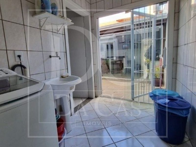 Casa à venda com 128m², 4 dormitórios, 1 suíte, 1 vaga no bairro Hípica em Porto Alegre