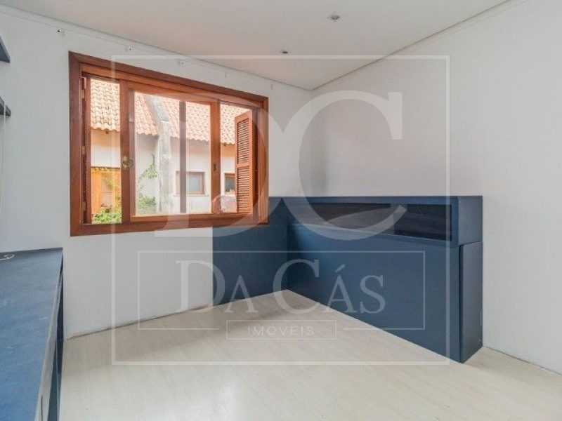 Casa em Condomínio à venda com 230m², 3 dormitórios, 1 suíte, 2 vagas no bairro Santa Tereza em Porto Alegre