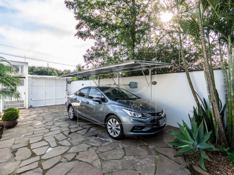 Casa à venda com 145m², 2 dormitórios, 1 suíte, 3 vagas no bairro Agronomia em Porto Alegre