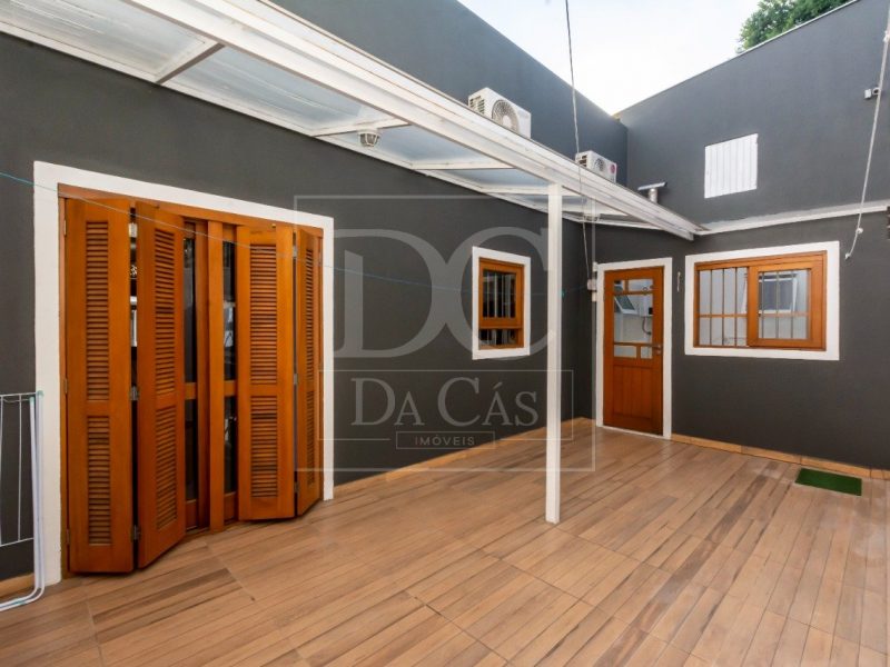 Casa à venda com 145m², 2 dormitórios, 1 suíte, 3 vagas no bairro Agronomia em Porto Alegre