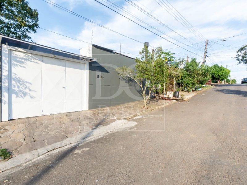 Casa à venda com 145m², 2 dormitórios, 1 suíte, 3 vagas no bairro Agronomia em Porto Alegre