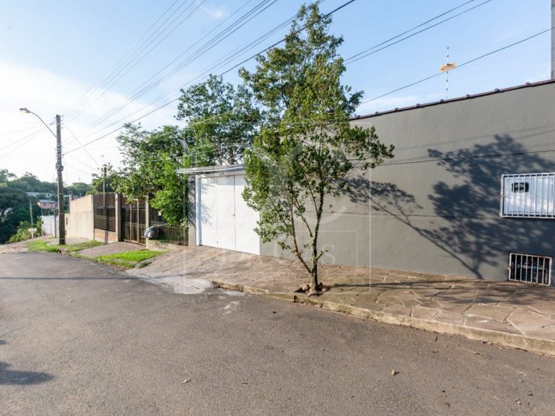 Casa à venda com 145m², 2 dormitórios, 1 suíte, 3 vagas no bairro Agronomia em Porto Alegre