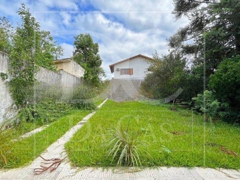 Casa à venda com 210m², 4 dormitórios, 8 vagas no bairro Tristeza em Porto Alegre